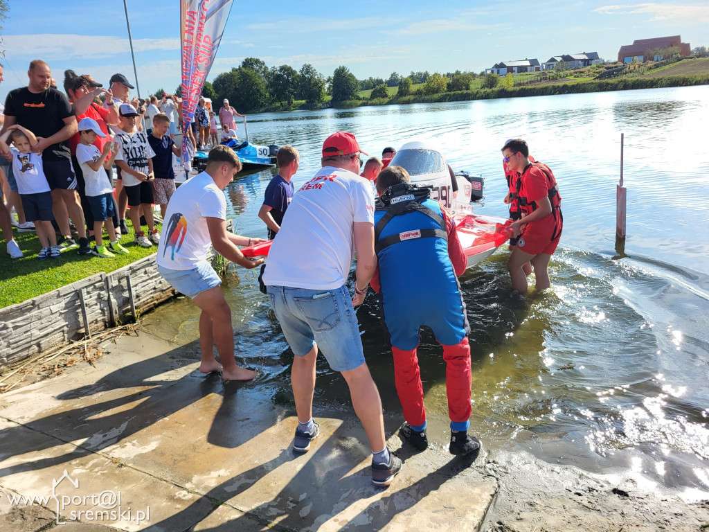 Motorowodniacy na jeziorze w Śremie