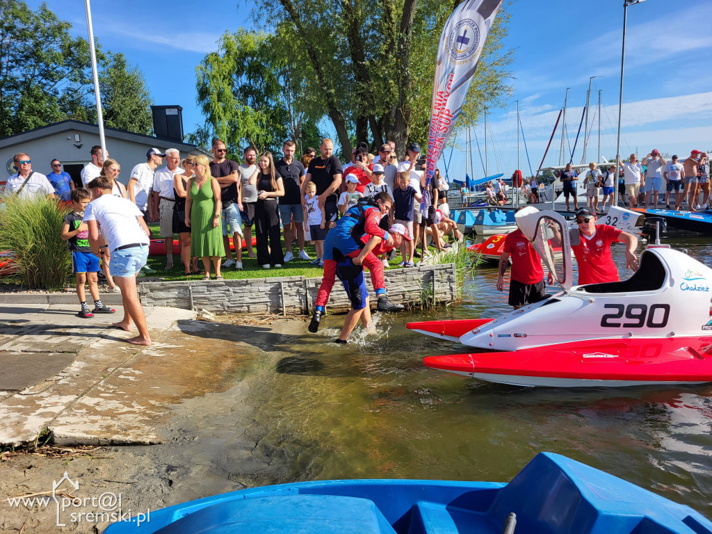 Motorowodniacy na jeziorze w Śremie