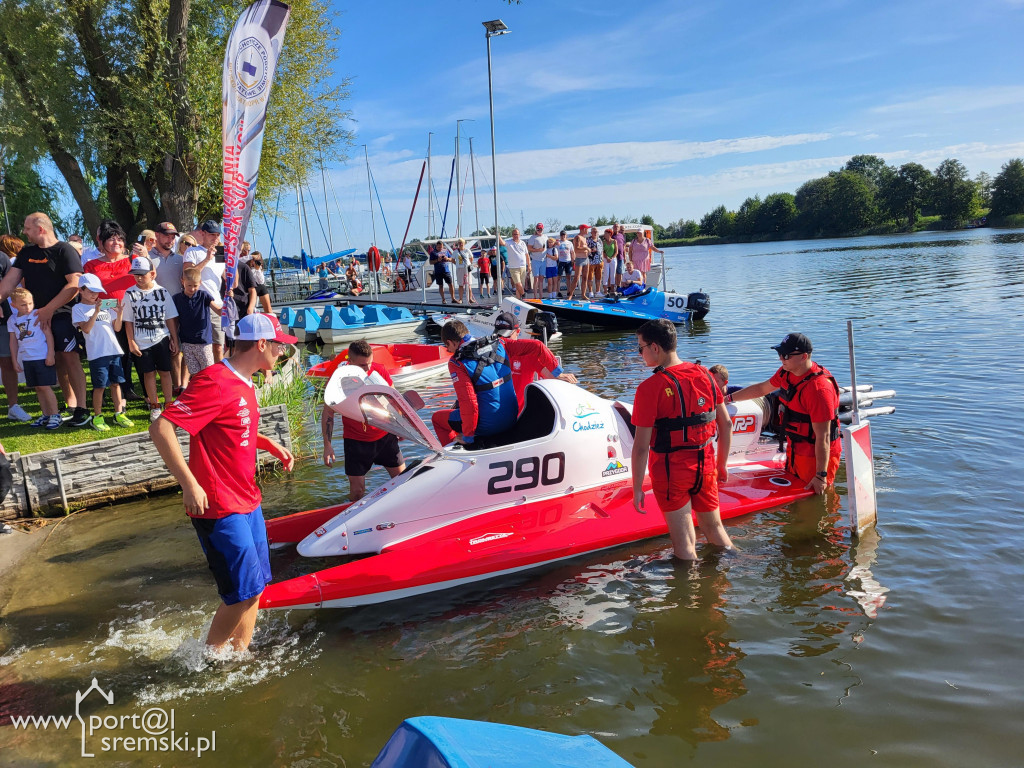 Motorowodniacy na jeziorze w Śremie