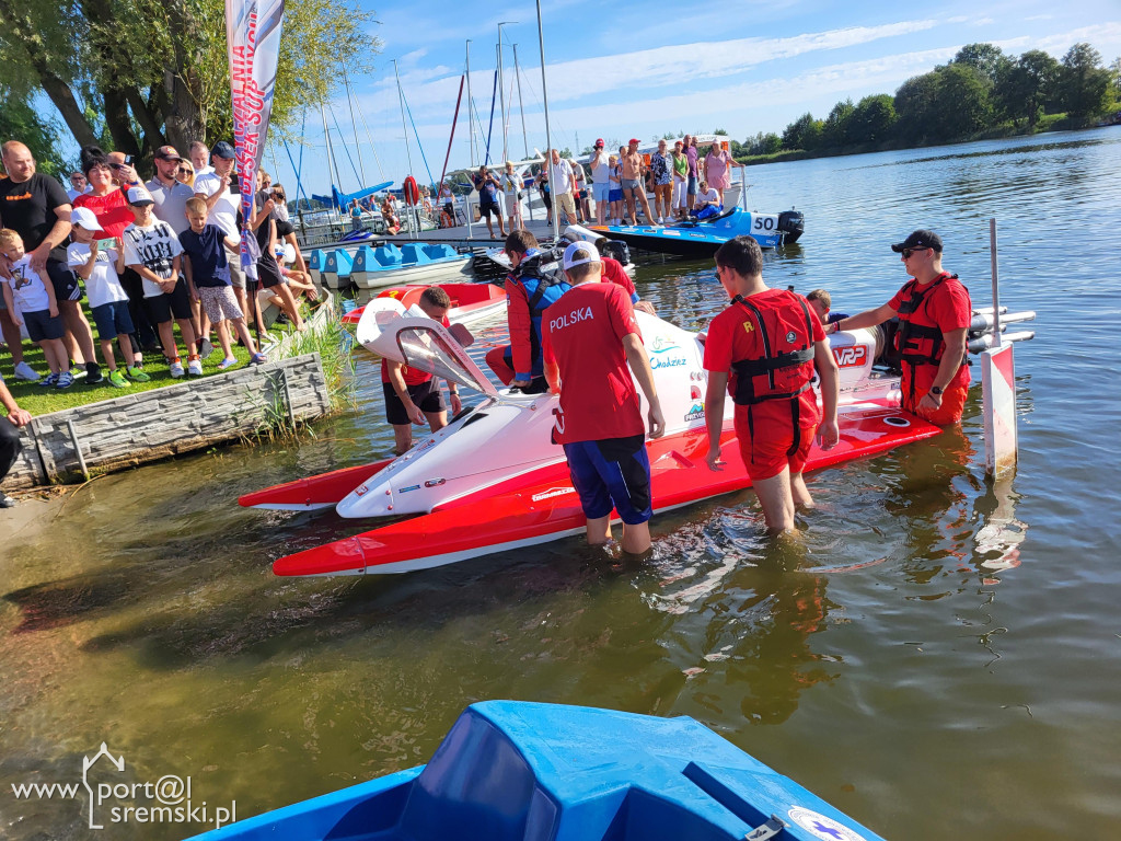 Motorowodniacy na jeziorze w Śremie