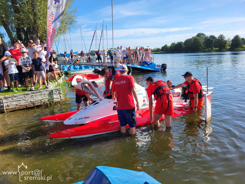 Motorowodniacy na jeziorze w Śremie