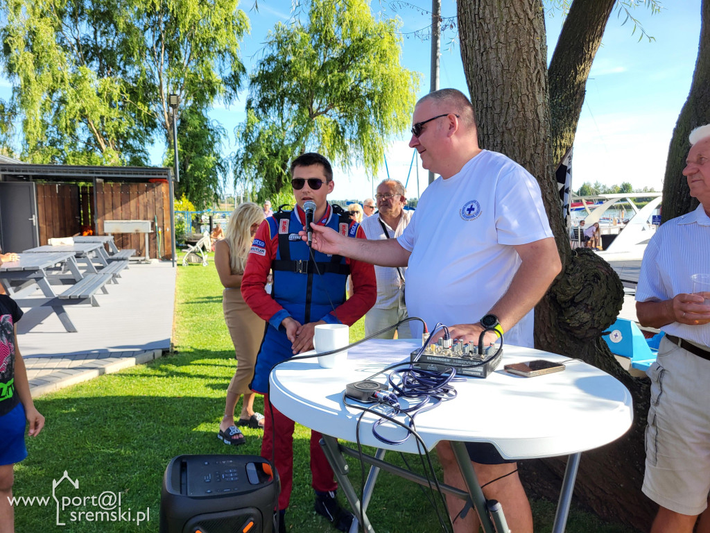 Motorowodniacy na jeziorze w Śremie