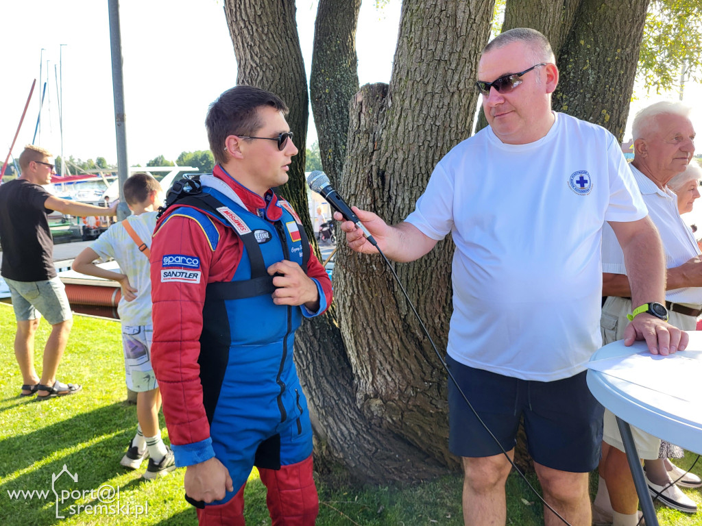 Motorowodniacy na jeziorze w Śremie