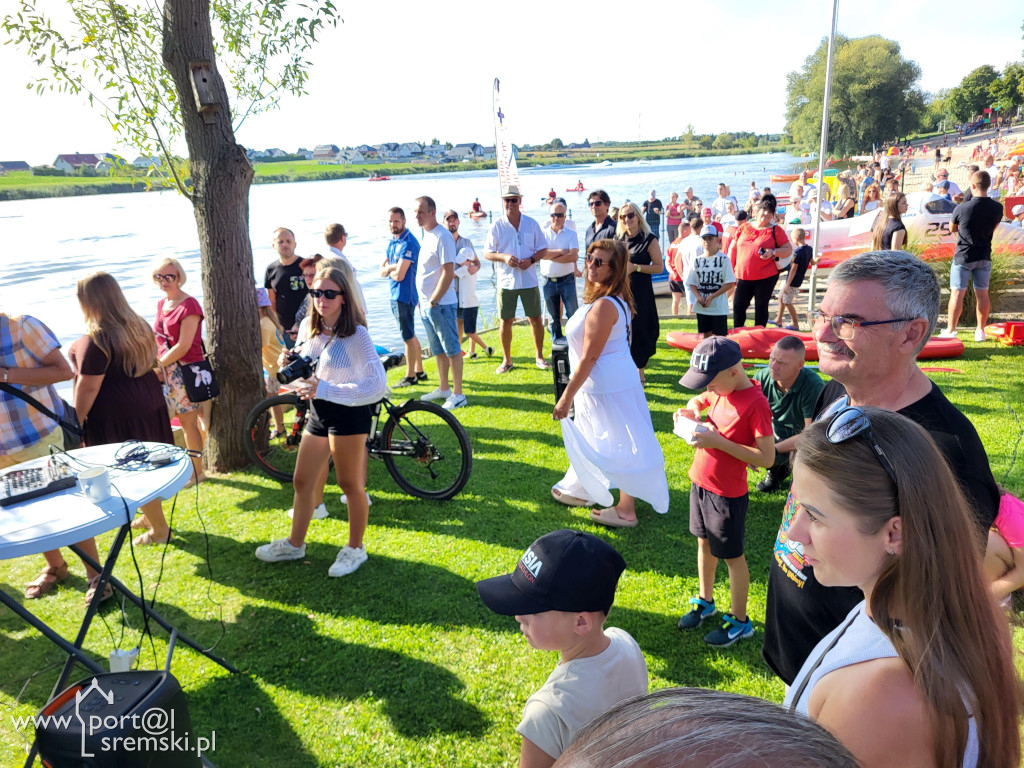 Motorowodniacy na jeziorze w Śremie