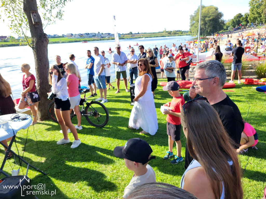 Motorowodniacy na jeziorze w Śremie