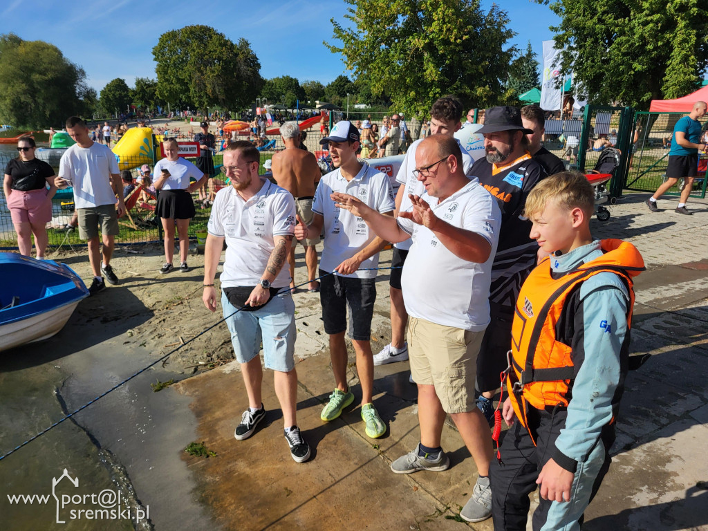Motorowodniacy na jeziorze w Śremie