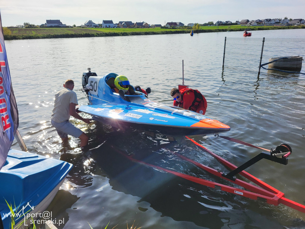 Motorowodniacy na jeziorze w Śremie