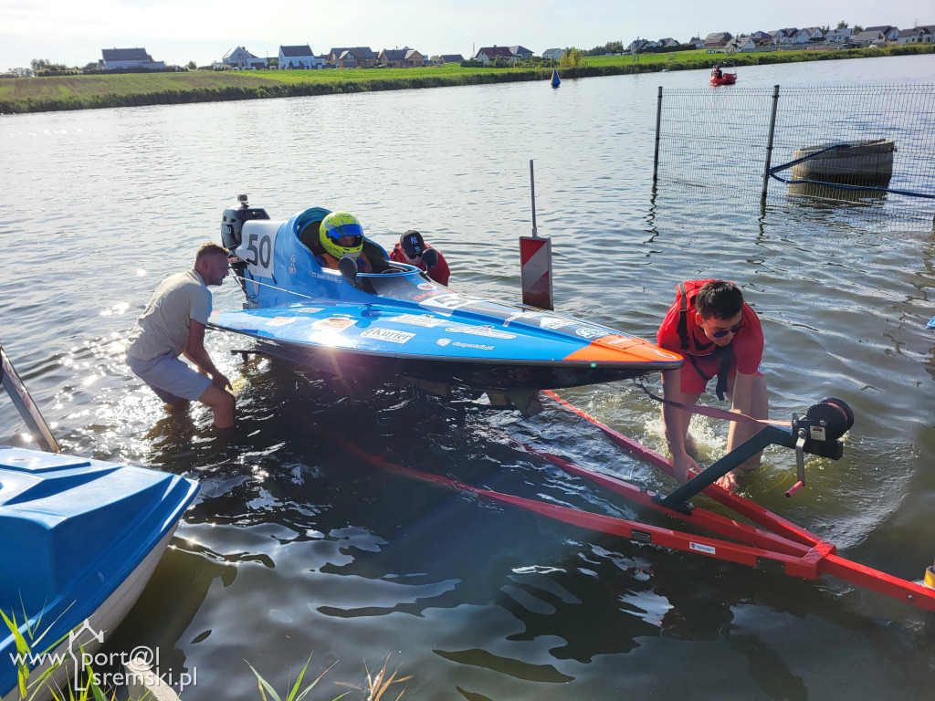 Motorowodniacy na jeziorze w Śremie