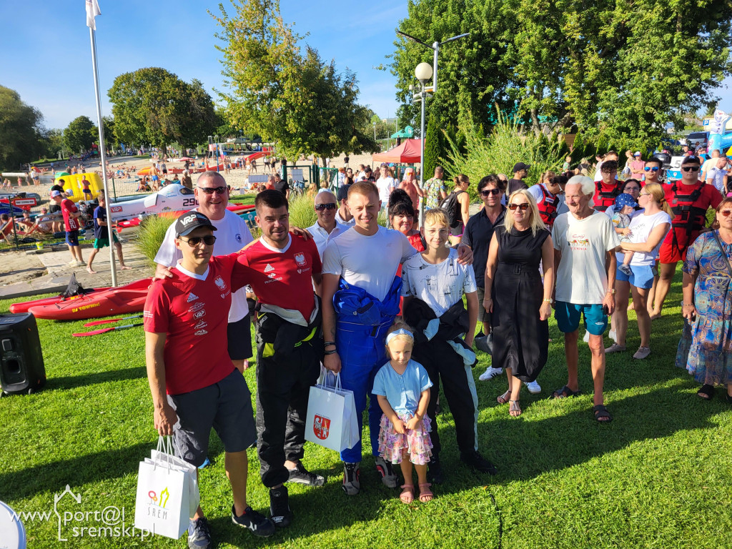 Motorowodniacy na jeziorze w Śremie