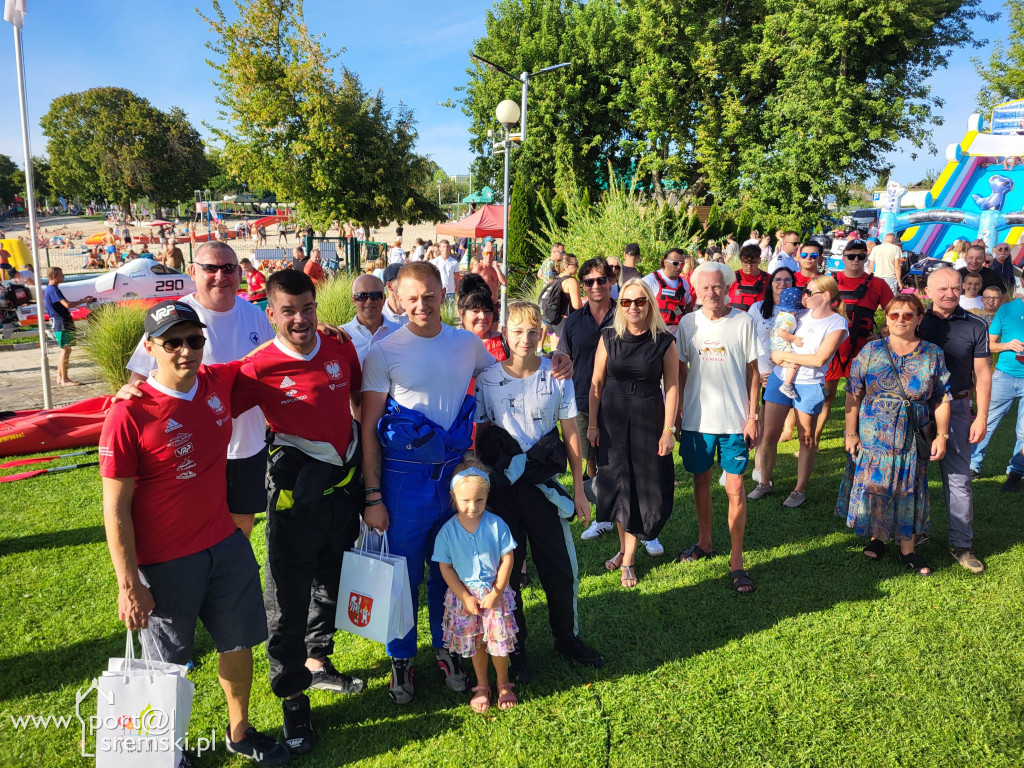 Motorowodniacy na jeziorze w Śremie