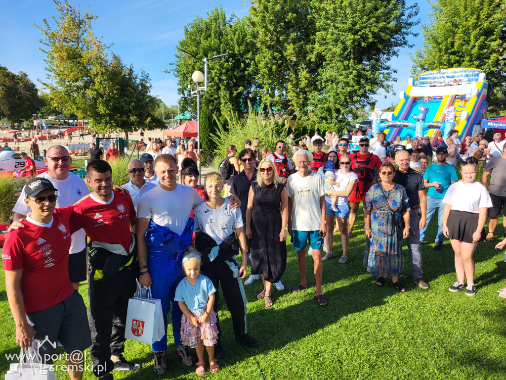 Motorowodniacy na jeziorze w Śremie