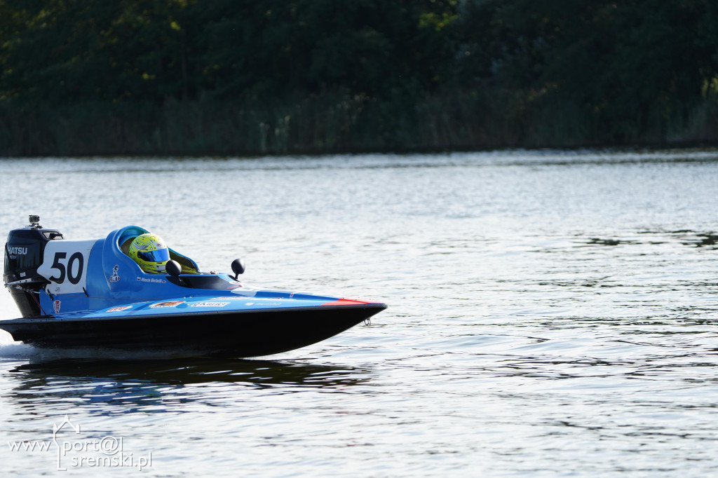 Motorowodniacy na jeziorze w Śremie