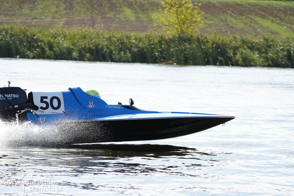 Motorowodniacy na jeziorze w Śremie