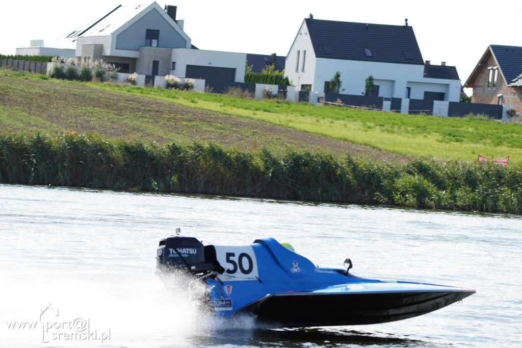 Motorowodniacy na jeziorze w Śremie