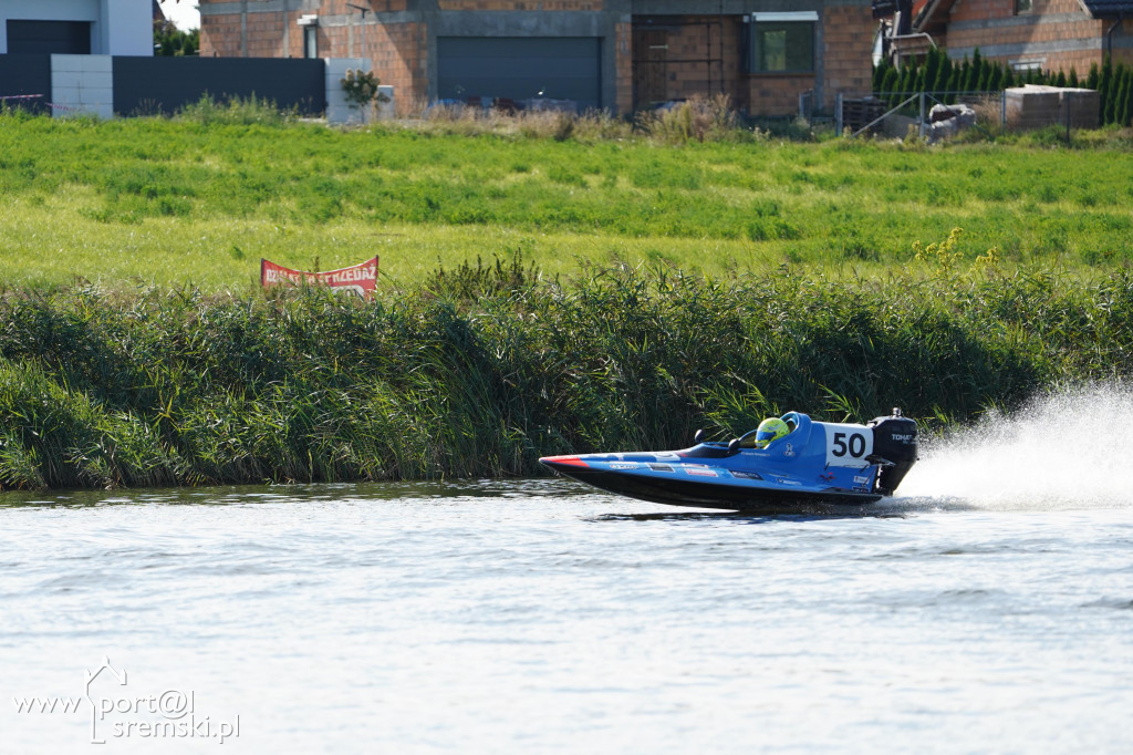 Motorowodniacy na jeziorze w Śremie