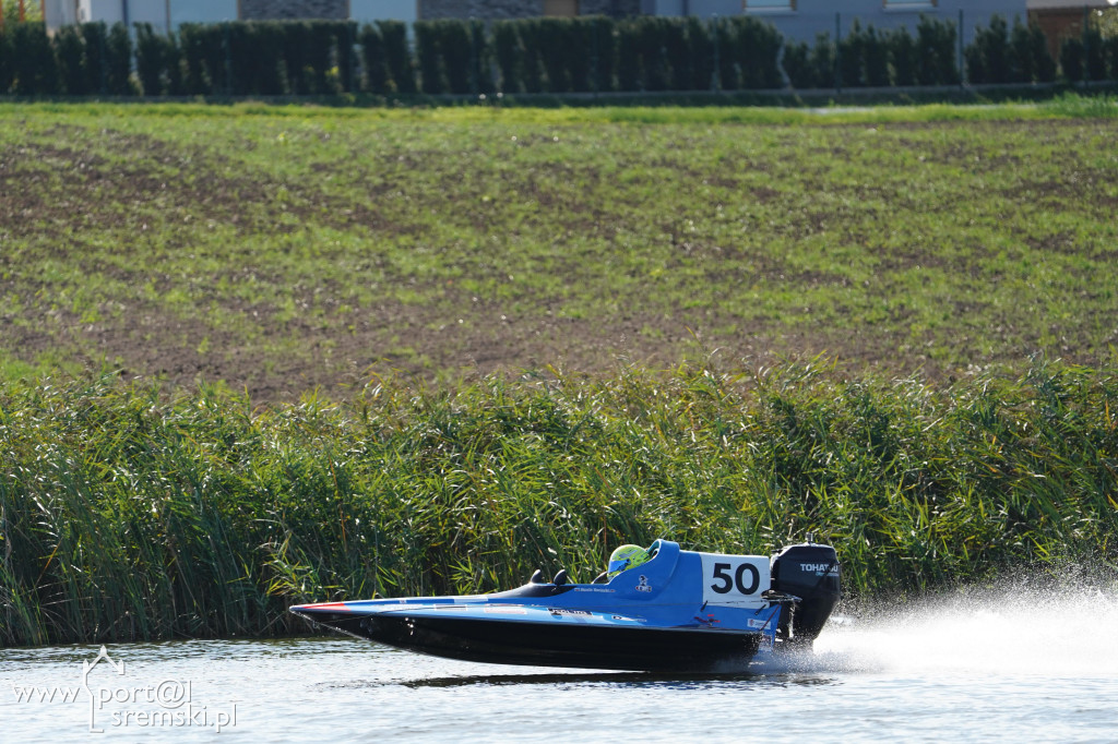 Motorowodniacy na jeziorze w Śremie