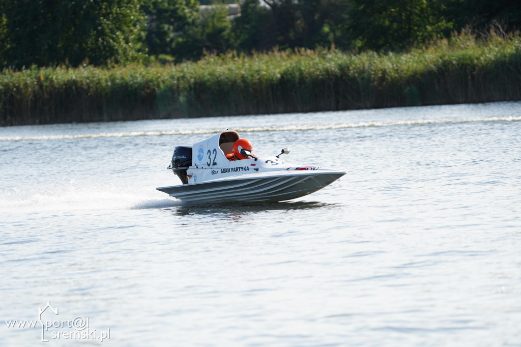 Motorowodniacy na jeziorze w Śremie