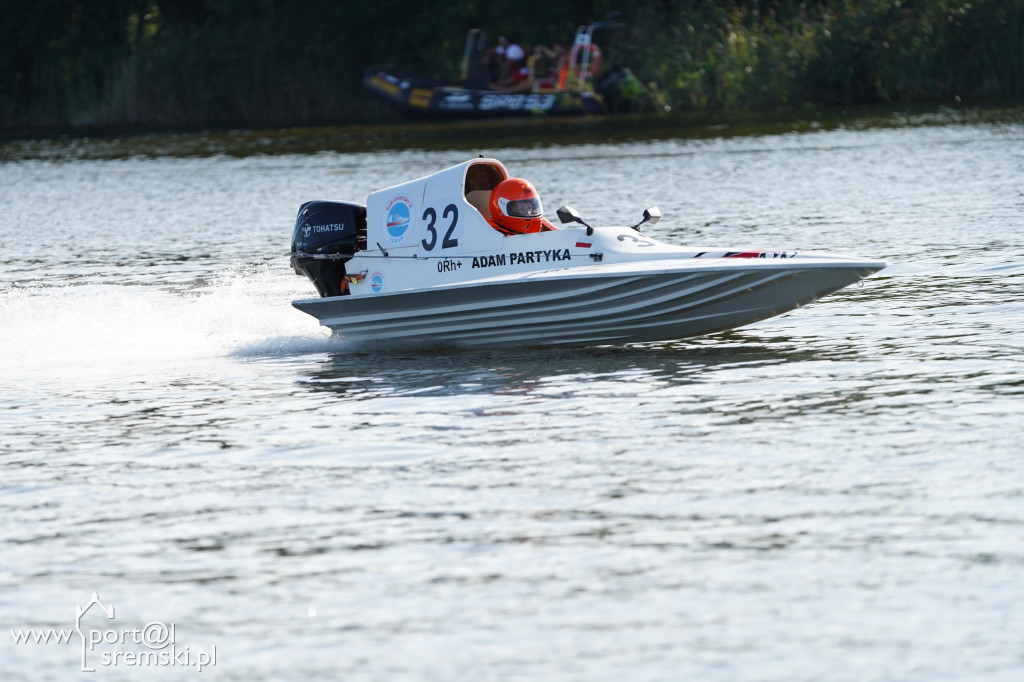 Motorowodniacy na jeziorze w Śremie