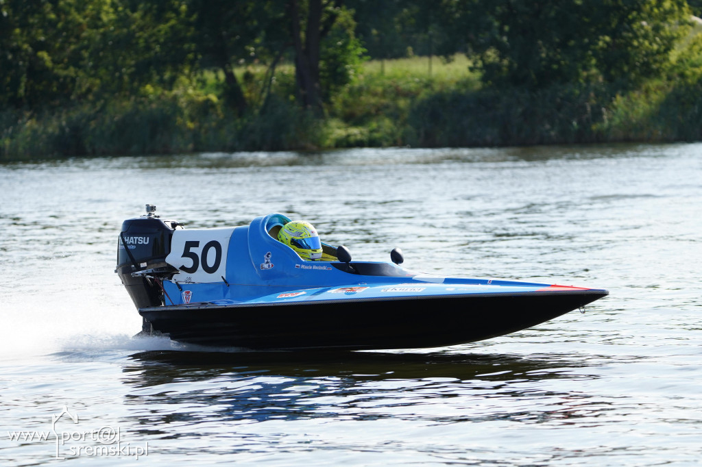 Motorowodniacy na jeziorze w Śremie