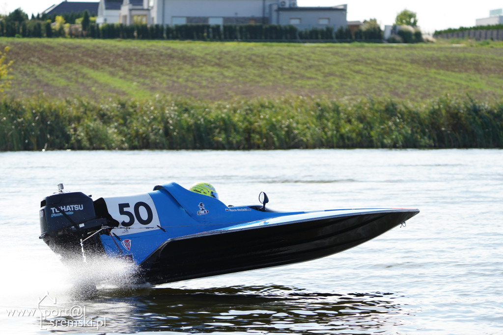 Motorowodniacy na jeziorze w Śremie