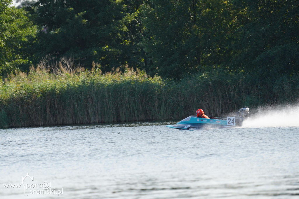 Motorowodniacy na jeziorze w Śremie