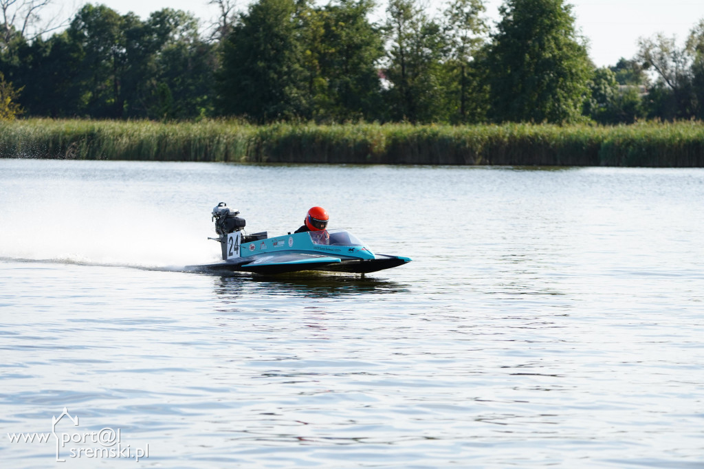 Motorowodniacy na jeziorze w Śremie