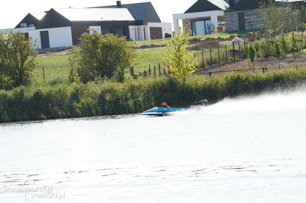 Motorowodniacy na jeziorze w Śremie