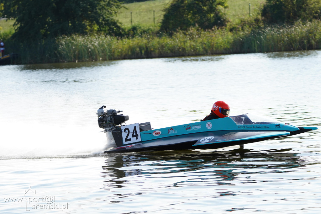 Motorowodniacy na jeziorze w Śremie