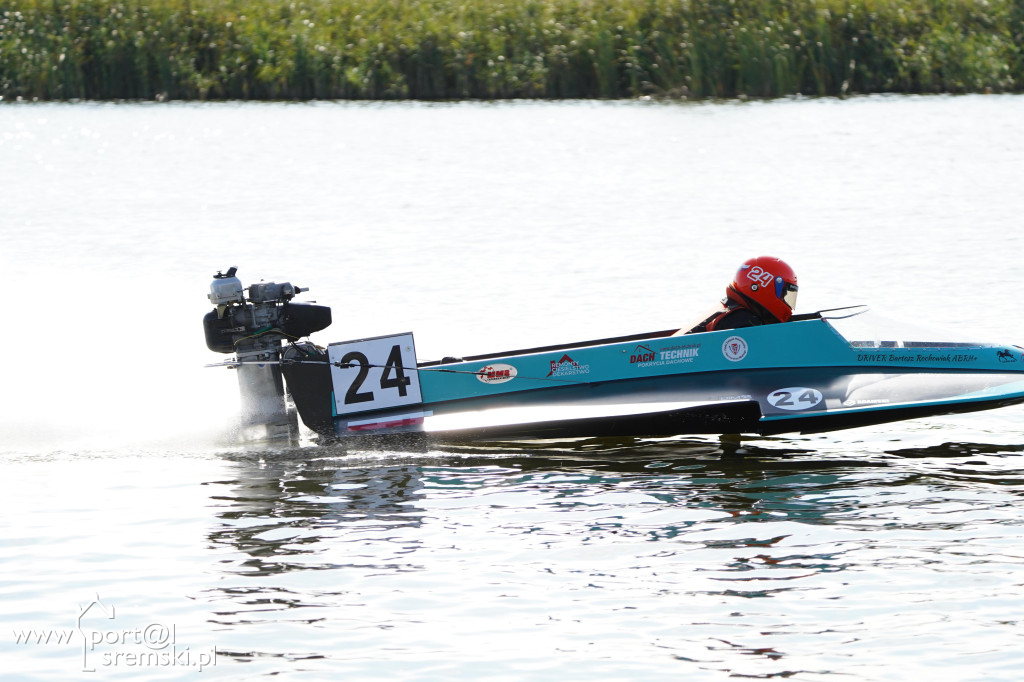 Motorowodniacy na jeziorze w Śremie
