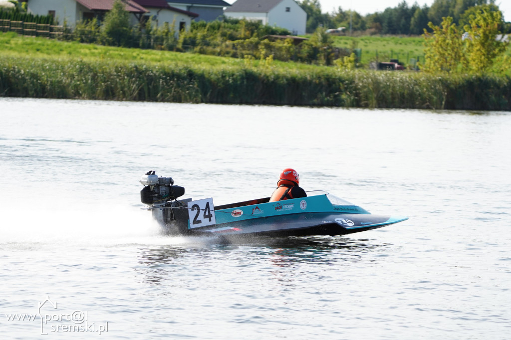 Motorowodniacy na jeziorze w Śremie