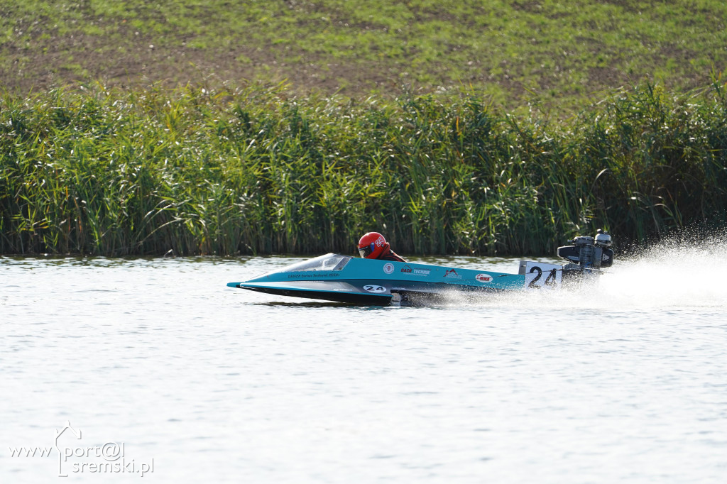 Motorowodniacy na jeziorze w Śremie