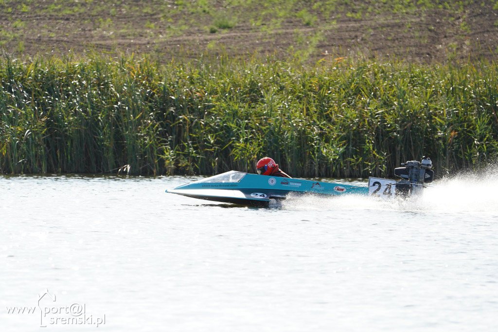Motorowodniacy na jeziorze w Śremie