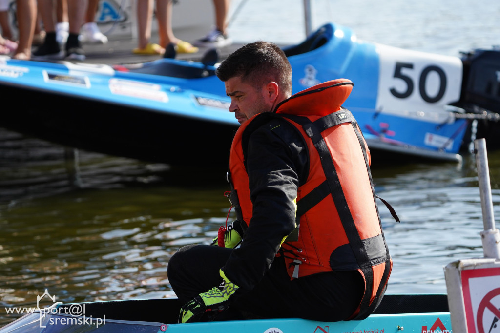 Motorowodniacy na jeziorze w Śremie