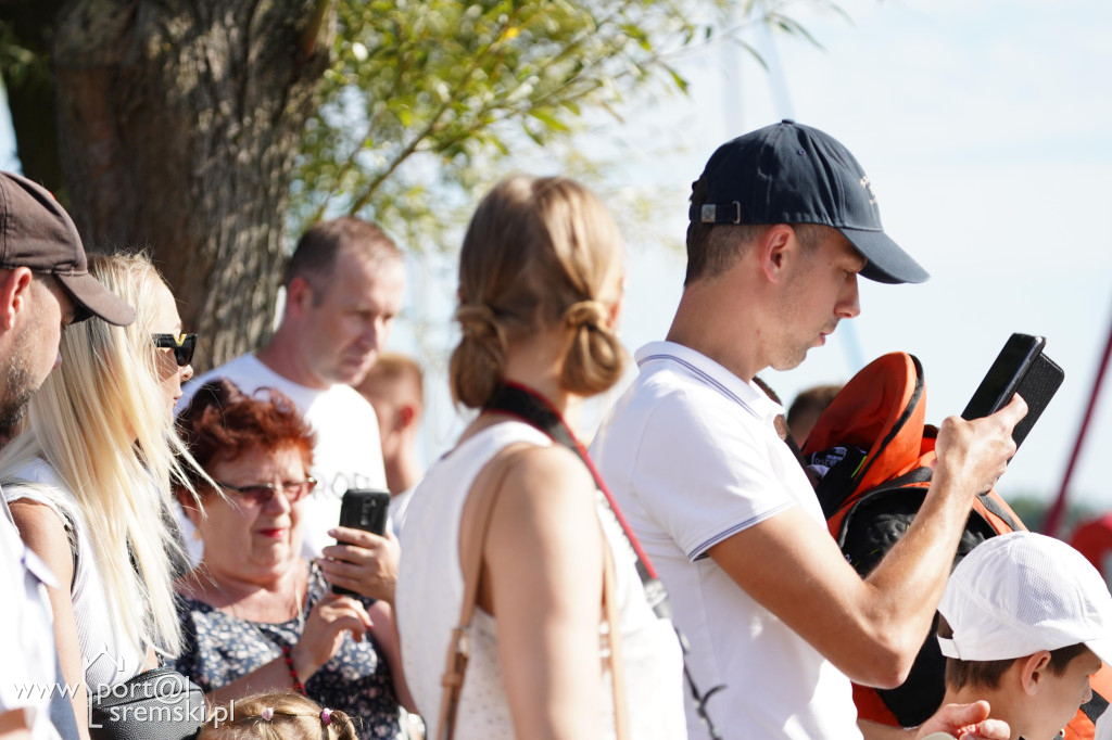 Motorowodniacy na jeziorze w Śremie