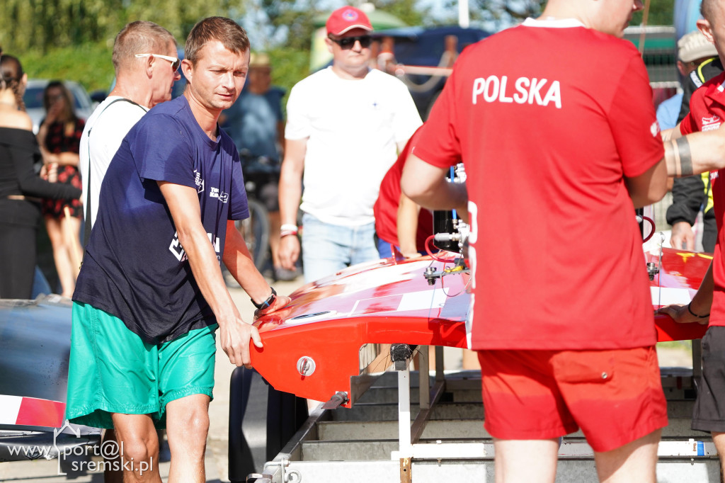 Motorowodniacy na jeziorze w Śremie