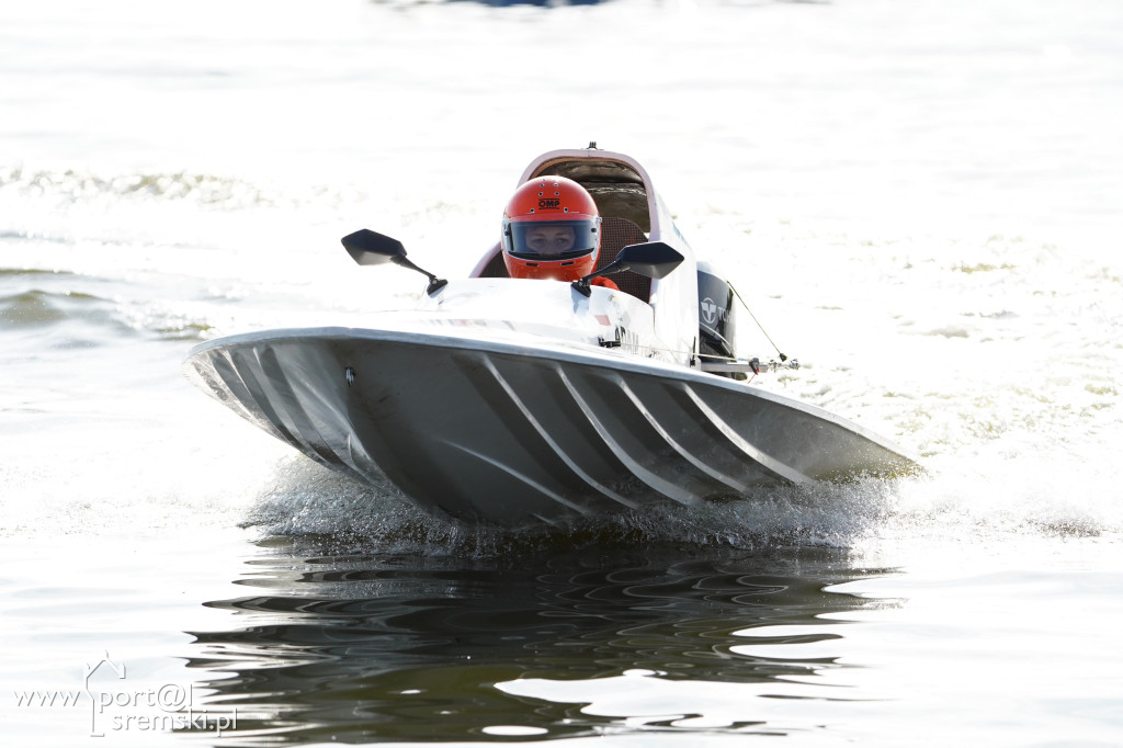 Motorowodniacy na jeziorze w Śremie