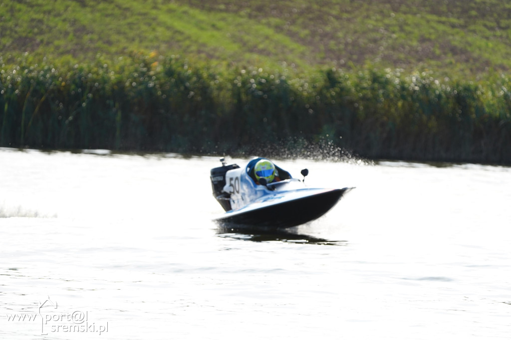 Motorowodniacy na jeziorze w Śremie