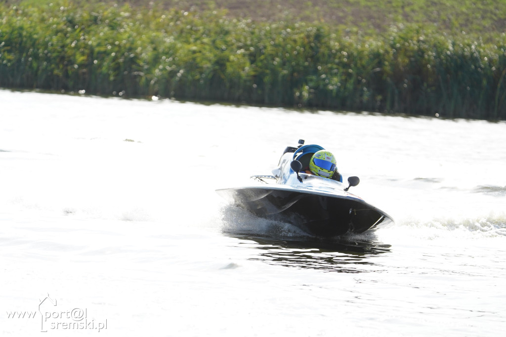 Motorowodniacy na jeziorze w Śremie