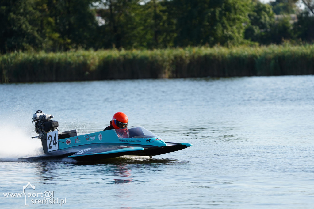 Motorowodniacy na jeziorze w Śremie