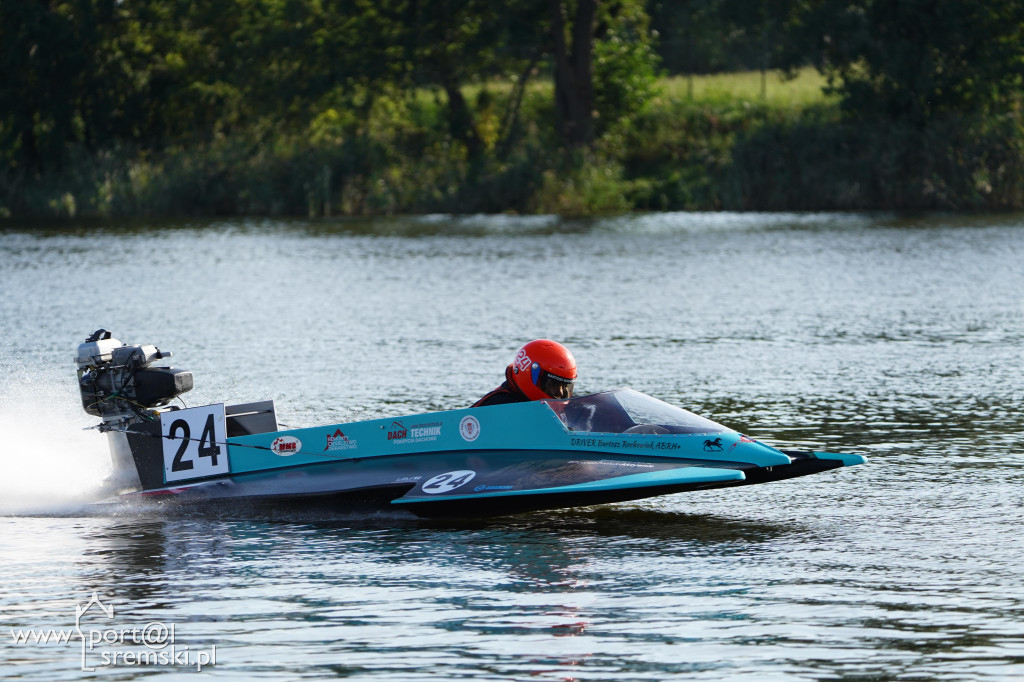 Motorowodniacy na jeziorze w Śremie