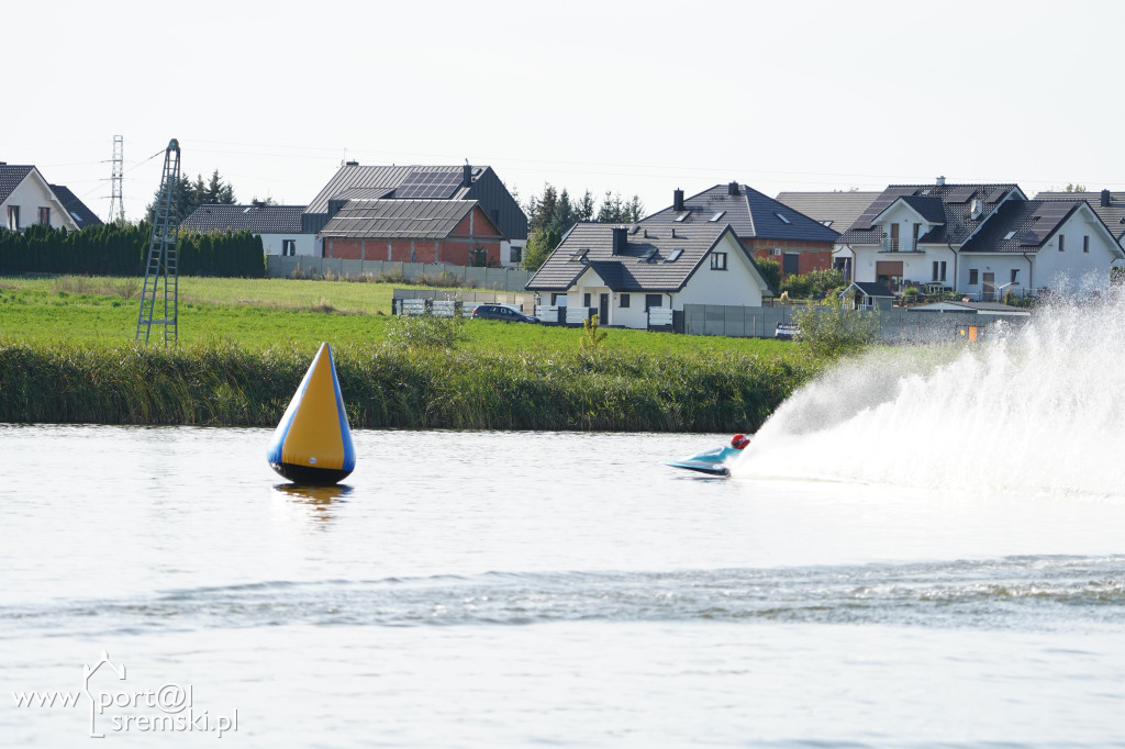 Motorowodniacy na jeziorze w Śremie