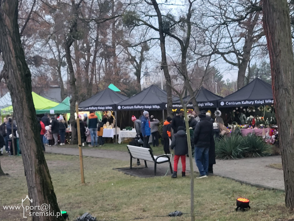 Kiermasz świąteczny w Książu Wlkp.