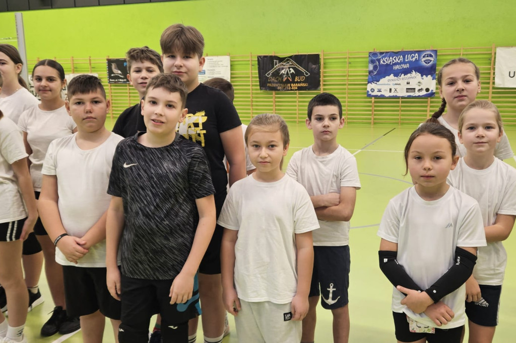  Mikołajkowe mistrzostwa w mini siatkówce – sportowa rywalizacja szkół z gminy Książ Wlkp.