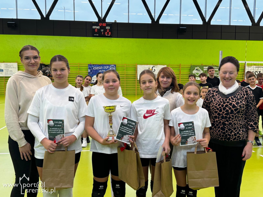  Mikołajkowe mistrzostwa w mini siatkówce – sportowa rywalizacja szkół z gminy Książ Wlkp.