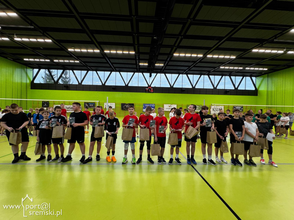  Mikołajkowe mistrzostwa w mini siatkówce – sportowa rywalizacja szkół z gminy Książ Wlkp.