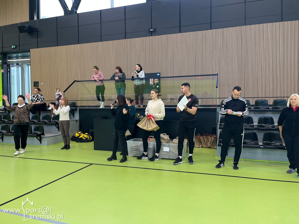  Mikołajkowe mistrzostwa w mini siatkówce – sportowa rywalizacja szkół z gminy Książ Wlkp.