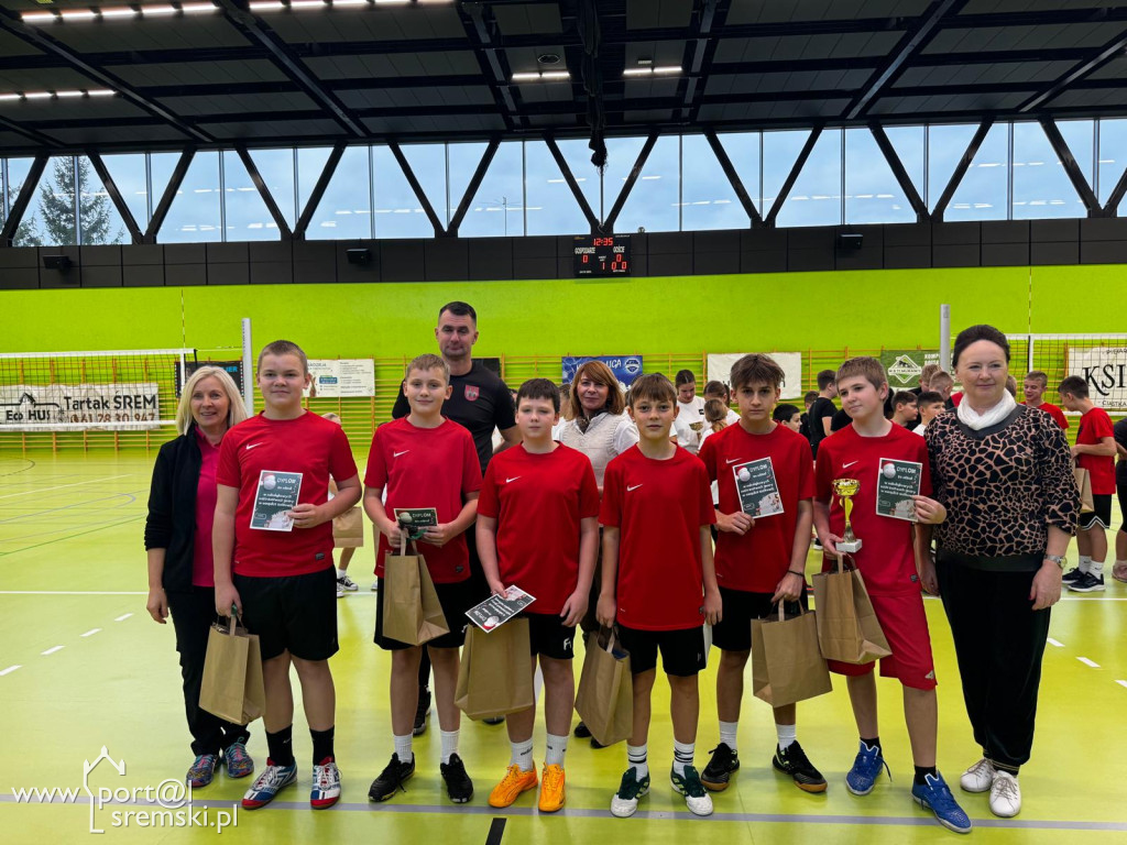  Mikołajkowe mistrzostwa w mini siatkówce – sportowa rywalizacja szkół z gminy Książ Wlkp.