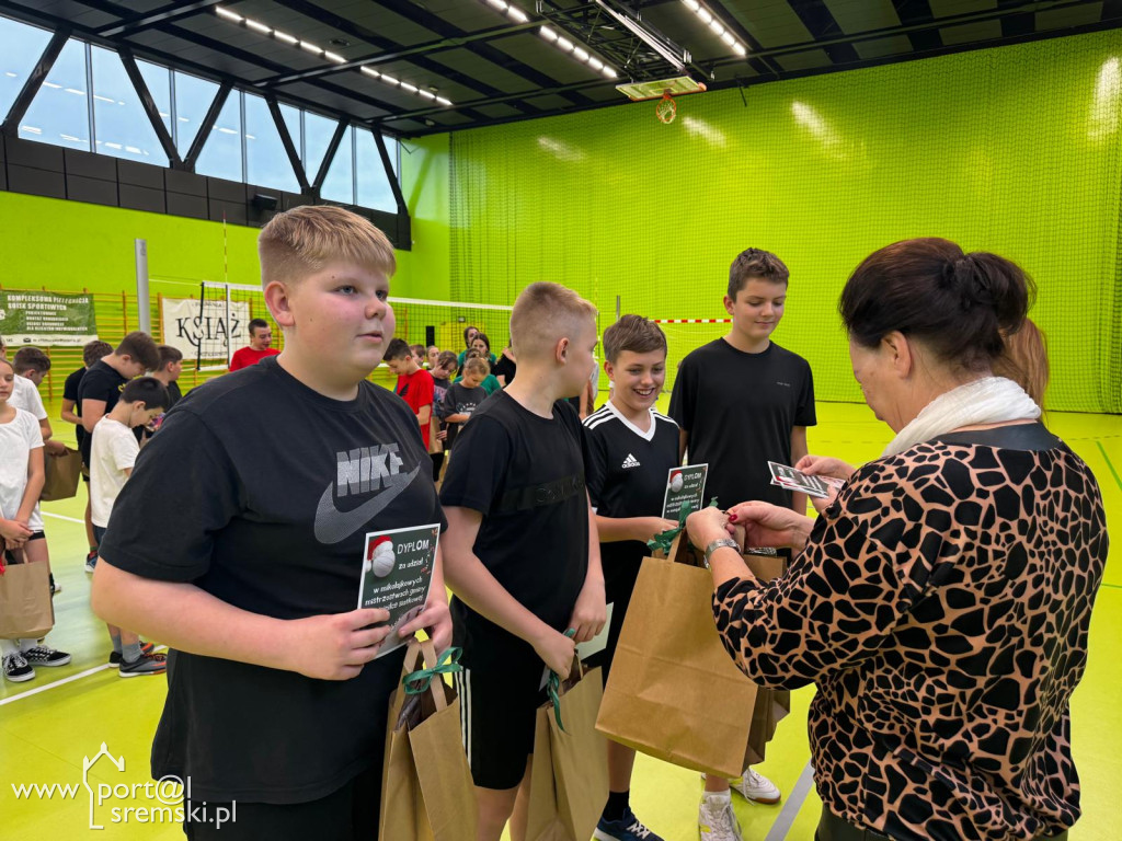  Mikołajkowe mistrzostwa w mini siatkówce – sportowa rywalizacja szkół z gminy Książ Wlkp.
