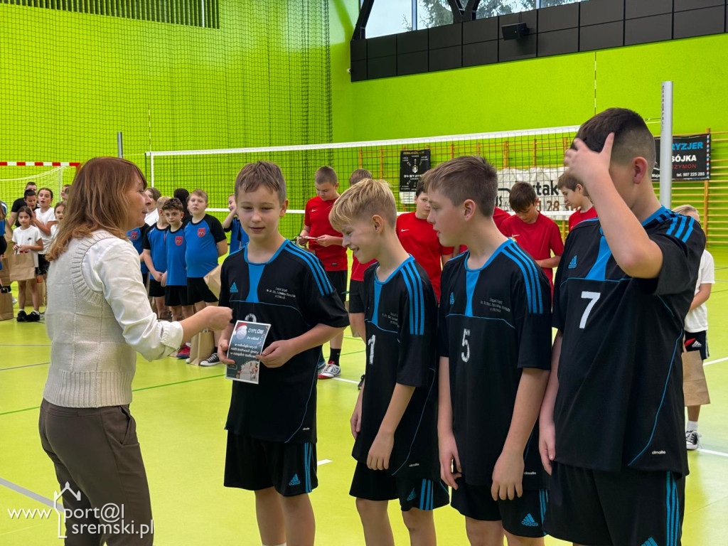  Mikołajkowe mistrzostwa w mini siatkówce – sportowa rywalizacja szkół z gminy Książ Wlkp.