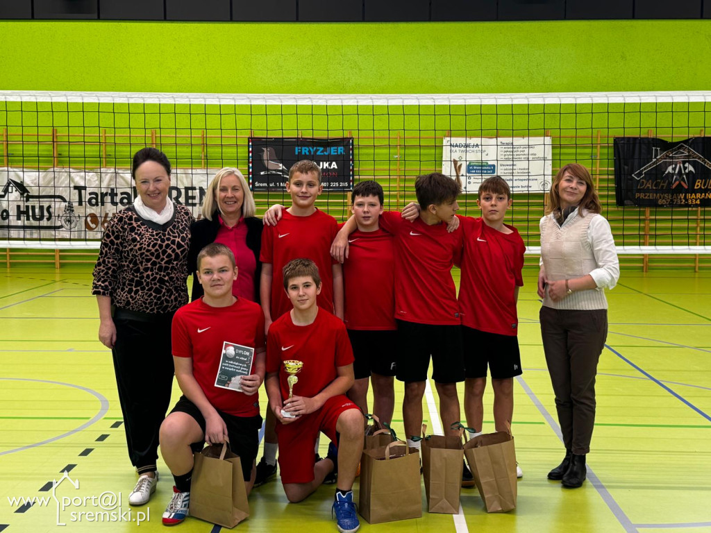  Mikołajkowe mistrzostwa w mini siatkówce – sportowa rywalizacja szkół z gminy Książ Wlkp.